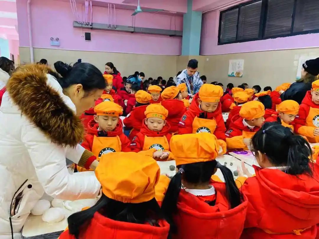 汤圆滚滚 情意浓浓——记温大附小天使中队冬至实践活动 汤圆滚滚 情意浓浓——记温大附小天使中队冬至实践活动