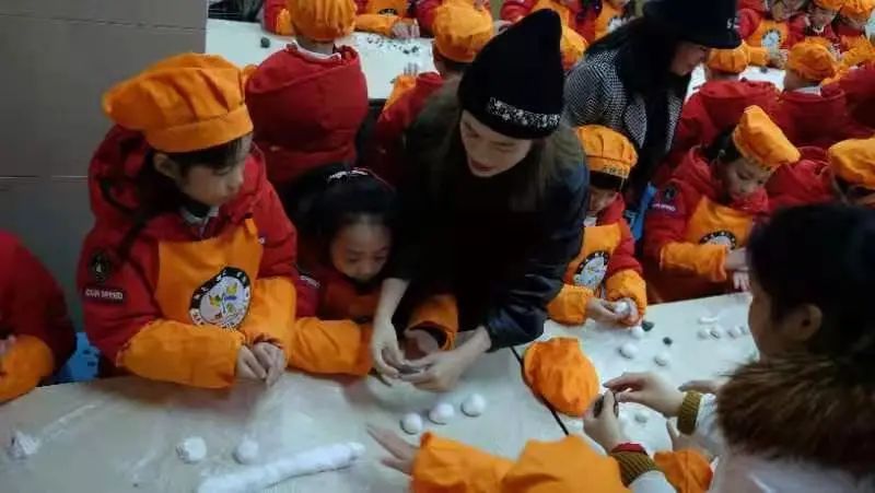 汤圆滚滚 情意浓浓——记温大附小天使中队冬至实践活动 汤圆滚滚 情意浓浓——记温大附小天使中队冬至实践活动