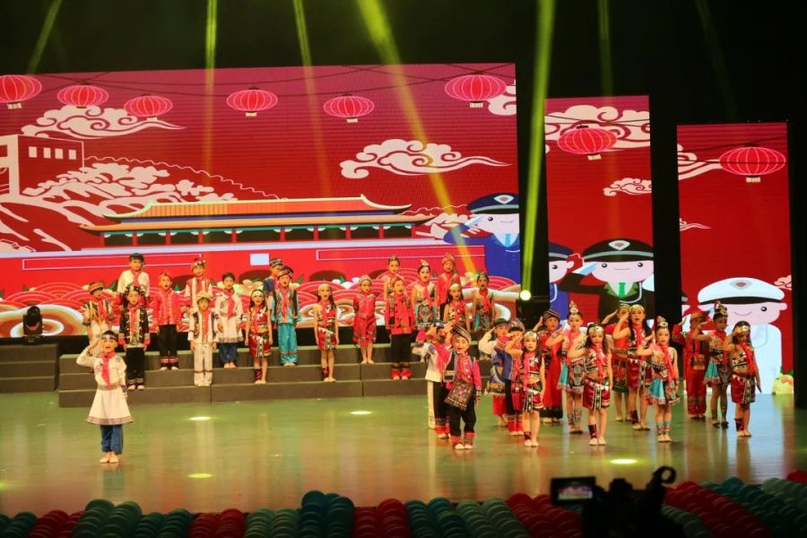 我和高铁去北京 小小青子载歌载舞向建党100周年献礼 我和高铁去北京 小小青子载歌载舞向建党100周年献礼