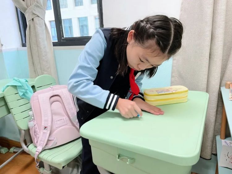 听，那曲美妙的劳动赞歌！