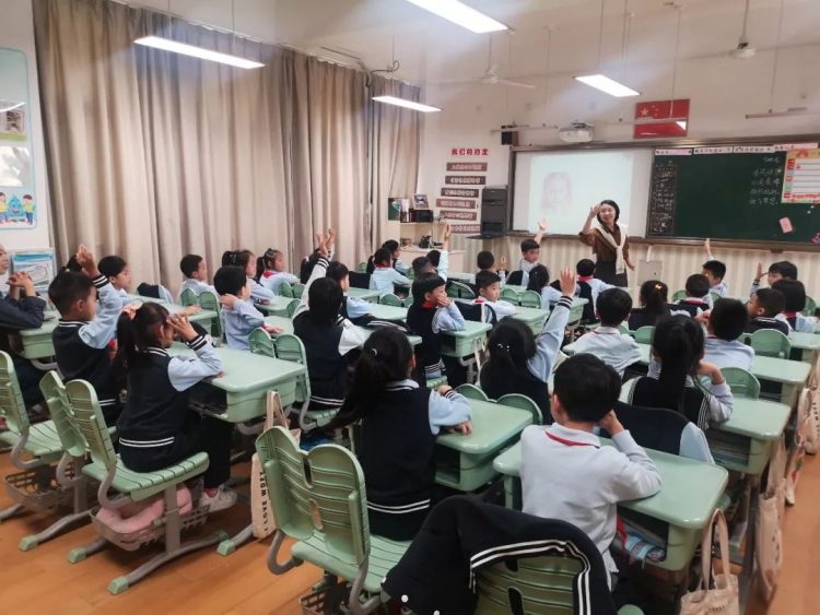 学做情绪小侦探——记小水滴中队家长进课堂 学做情绪小侦探——记小水滴中队家长进课堂