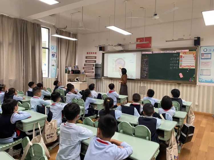 学做情绪小侦探——记小水滴中队家长进课堂 学做情绪小侦探——记小水滴中队家长进课堂
