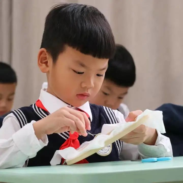 家长进课堂 小小青子邂逅非遗瓯绣