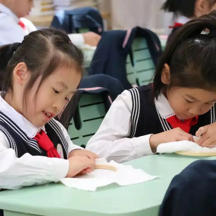 家长进课堂 小小青子邂逅非遗瓯绣
