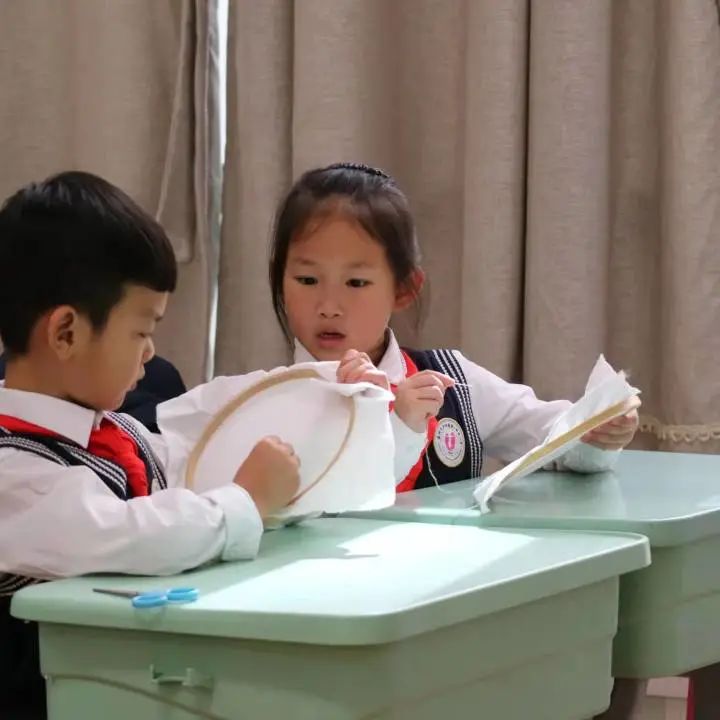 家长进课堂 小小青子邂逅非遗瓯绣