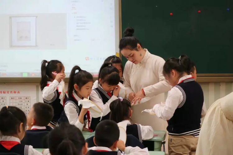 家长进课堂 小小青子邂逅非遗瓯绣