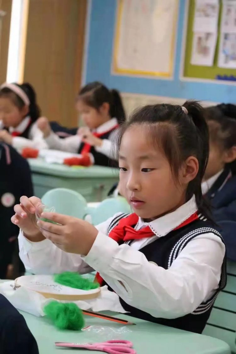 家长进课堂 小小青子邂逅非遗瓯绣