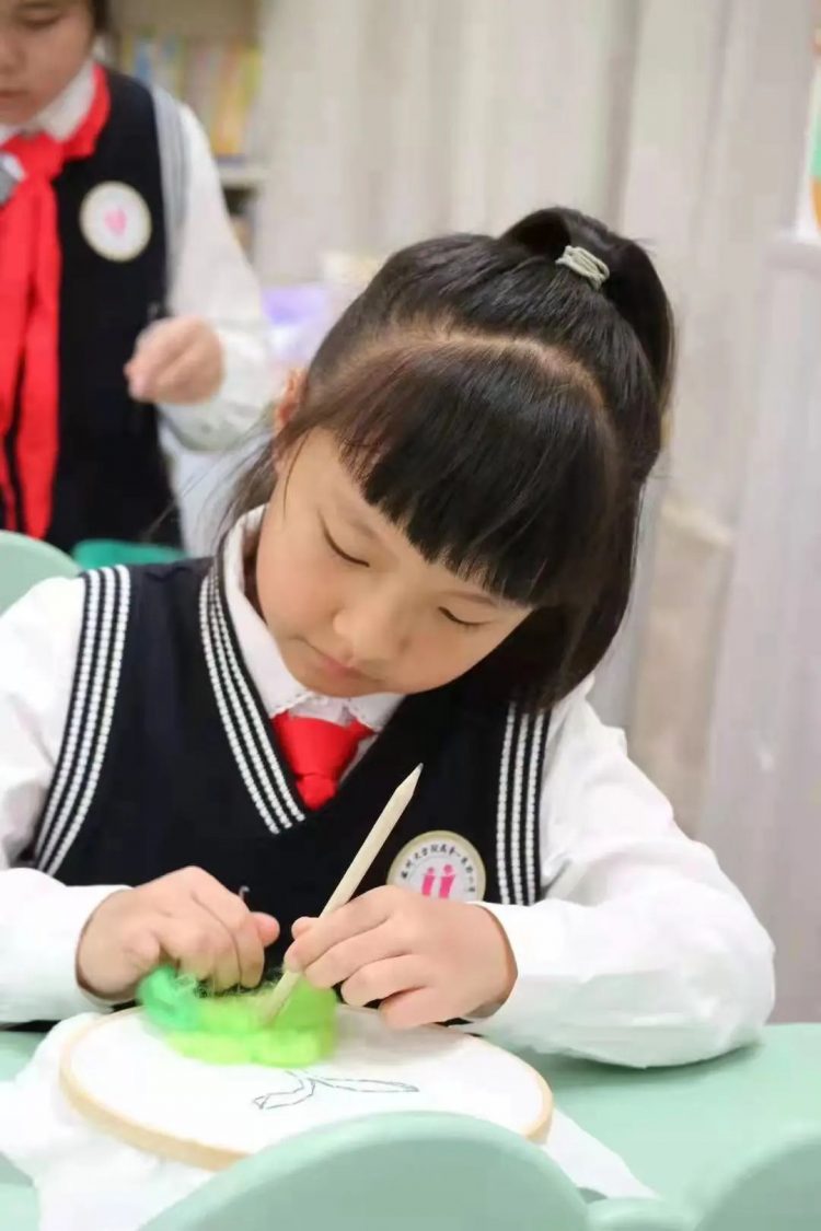家长进课堂 小小青子邂逅非遗瓯绣