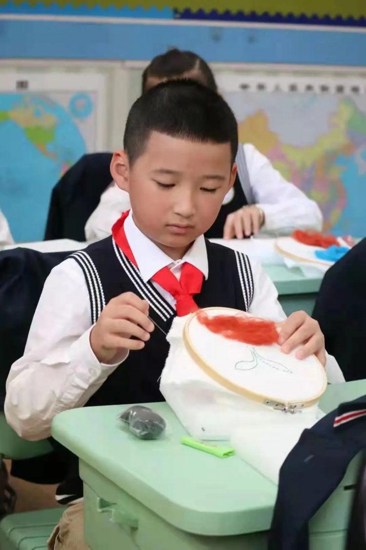 家长进课堂 小小青子邂逅非遗瓯绣
