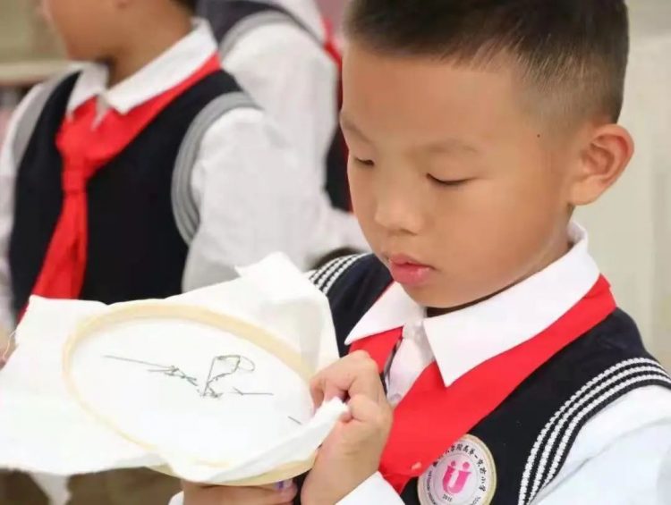 家长进课堂 小小青子邂逅非遗瓯绣