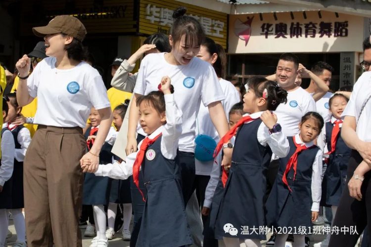 领巾飞扬，追寻梦想记——（1）班神舟中队入队仪式