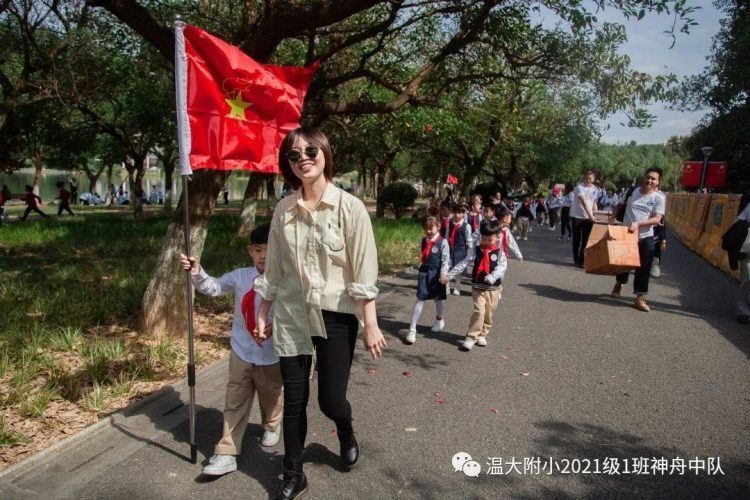 领巾飞扬，追寻梦想记——（1）班神舟中队入队仪式