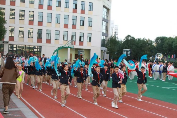 体坛青春际会，校园运动乐章——记小π队校运会精彩瞬间