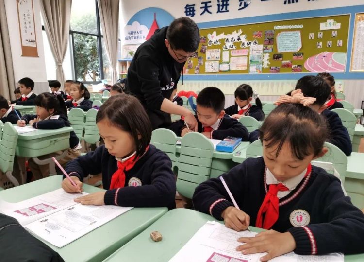 慧行课程 芬芳满园童年梦——一、二、三年级A课程课堂纪实 慧行课程 芬芳满园童年梦——一、二、三年级A课程课堂纪实