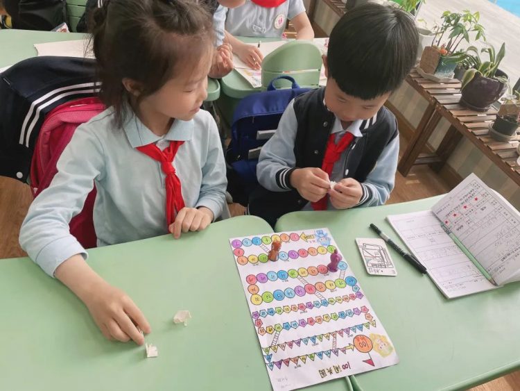 “百变棋盘”趣味足 “百花齐放”乐开怀 “百变棋盘”趣味足 “百花齐放”乐开怀