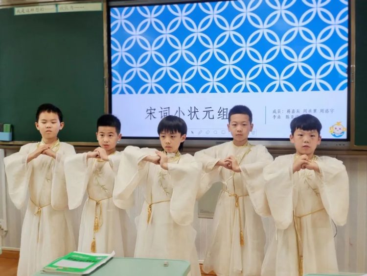 “赶”宋朝 初研学 青子中队宋韵主题班会来啦! “赶”宋朝 初研学 青子中队宋韵主题班会来啦!