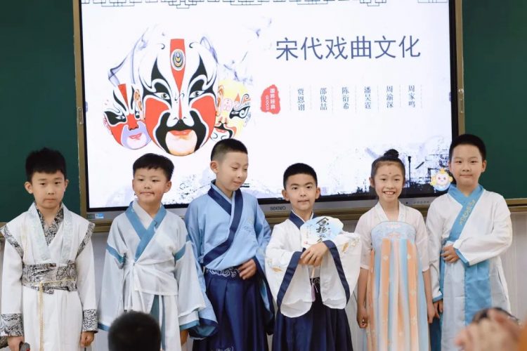 “赶”宋朝 初研学 青子中队宋韵主题班会来啦! “赶”宋朝 初研学 青子中队宋韵主题班会来啦!