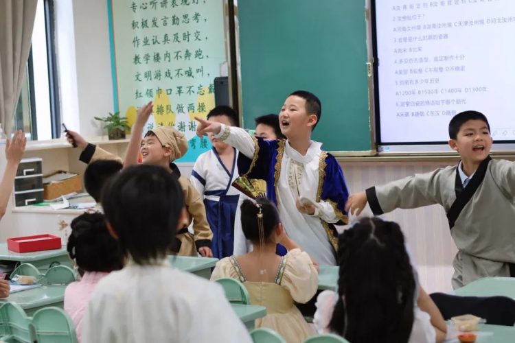 “赶”宋朝 初研学 青子中队宋韵主题班会来啦! “赶”宋朝 初研学 青子中队宋韵主题班会来啦!