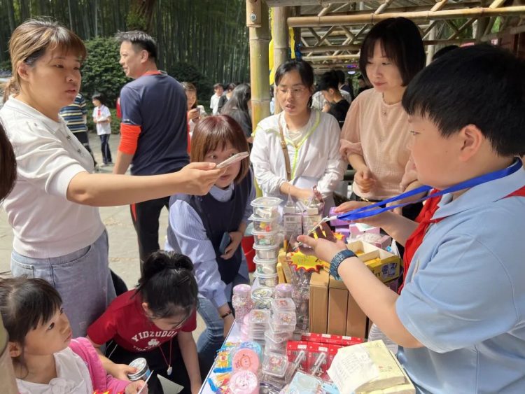 寸草心报答社会情  ——记未来星中队九山公园义卖活动