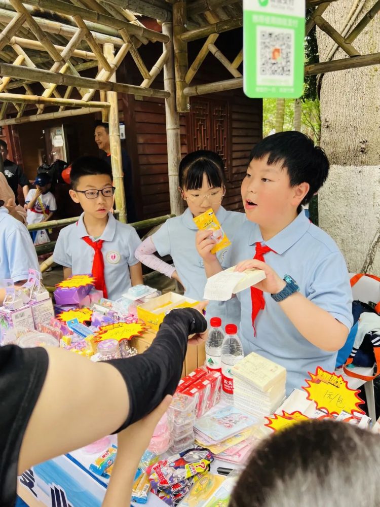 寸草心报答社会情  ——记未来星中队九山公园义卖活动