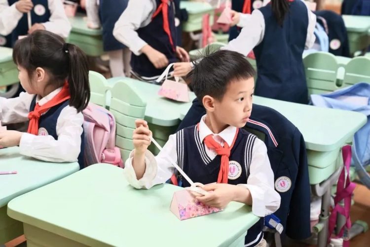 北斗中队:手绘一方丝巾赠予妈妈 北斗中队:手绘一方丝巾赠予妈妈
